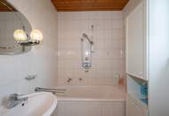 Charmantes Zweifamilienhaus mit traumhaftem Garten und Garage in Christkindl