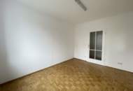 Zur Miete: Renovierte 4,5 Zimmerwohnung mit Balkon in zentraler Lage