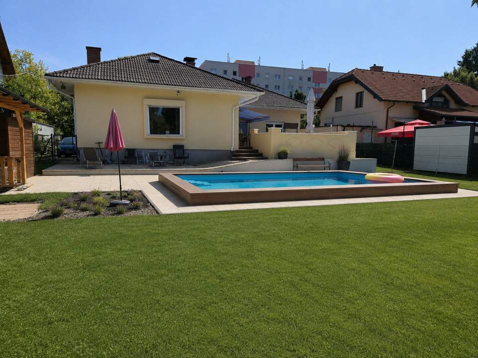Wohnen mit Urlaubsflair | riesiges Grundstück (Teilung möglich) mit großer Terrasse und Pool | Offener Kamin und Klimaanlage | U1-Station | Garage