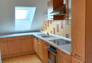 Schöne Dachgeschosswohnung mit Gartennutzung für ruhesuchende Mieter - PROVISIONSFREI