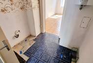 Das Haus trägt Smoking, die Wohnung wartet noch auf ihr Kleid! Renovierungsbedürftige Altbauwohnung mit toller Raumaufteilung + Traumhaft schönes Haus + Perfekte Infrastruktur und Anbindung! Jetzt zugreifen!