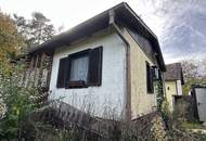 2 stark renovierungsbedürftige Häuser auf einem Grundstück mit schöner Fernsicht zu verkaufen