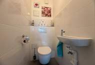 *** Hochwertig möbliert & top saniert: Stilvolle 74m²-Wohnung mit Loggia in ruhiger Lage + Carport ***