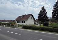 Älteres Dreigiebel- Wohnhaus samt zwei freistehenden Nebengebäuden sowie zwei Terrassen und großem Grundstück