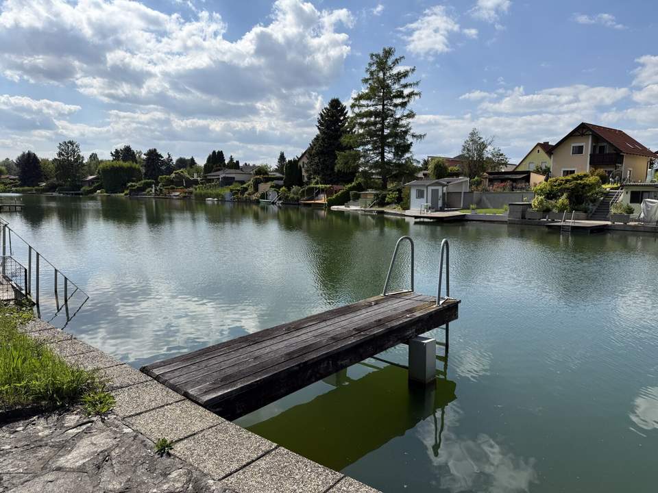 UFERPARZELLE - Traumhaftes Ferienhaus am Ladislaus See in Steinbrunn – Direkt am Wasser mit privatem Uferzugang &amp; Zusatzgrundstück