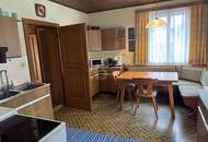 AUSBLICK AUF DIE BERGE MIT GROßEM GARTEN UND WERKSTATT