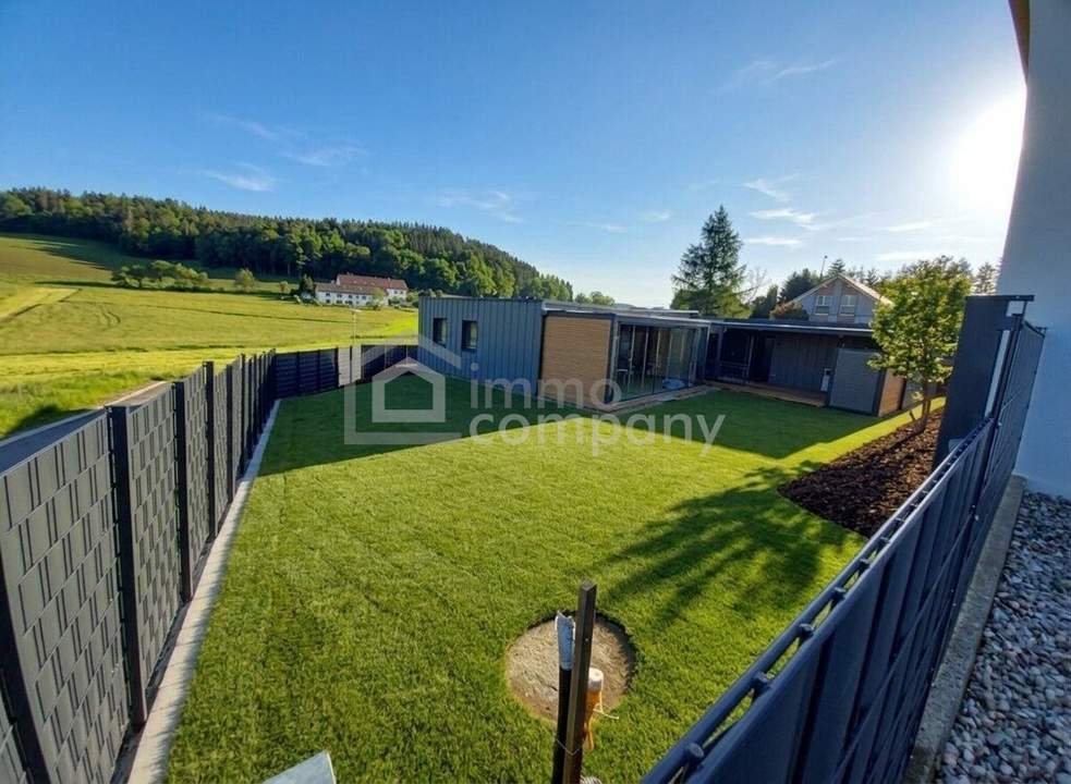Zwei moderne Wohneinheiten mit Badeteich-Blick: ideal für zwei Familien