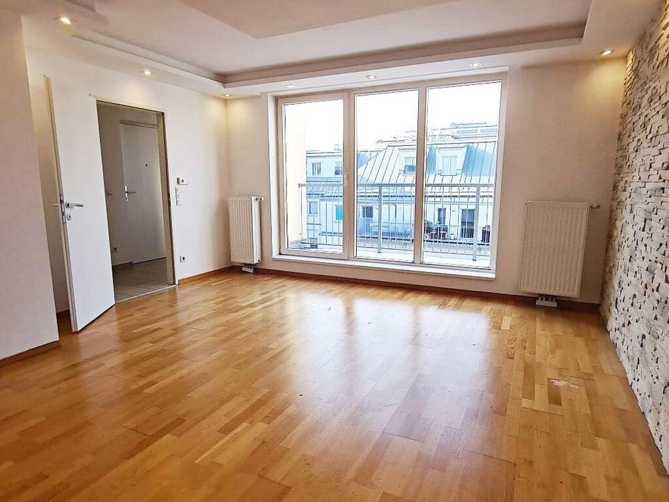 HOLBEINGASSE, UNBEFRISTET, 89 m2 Altbau mit 6 m2 Balkon, Wohnküche, 2 Zimmer, Wannenbad, Parketten, 4. Liftstock