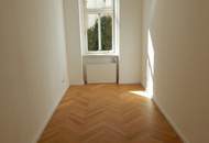 Sanierte Altbauwohnung mit Flügeltüren und neuen Parkettboden