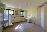 Sonnig wohnen, naturverbunden leben: Traumgarten, Schwimmteich, PV-Anlage