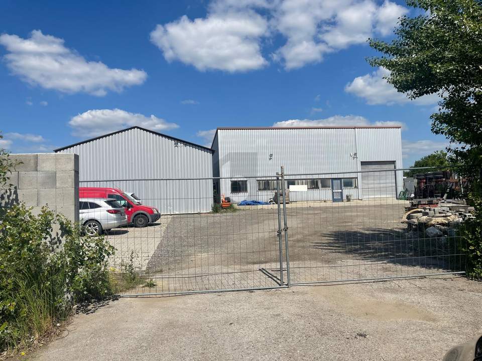 1600M² GROßE FLÄCHE MIT 2 LAGERHALLEN