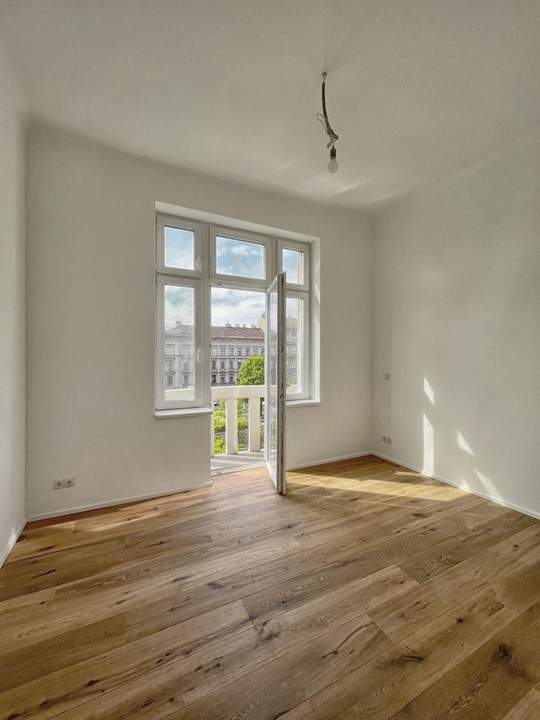 TOP-sanierter 4-Zimmer Altbau mit 2 Balkone und 2 Bäder!