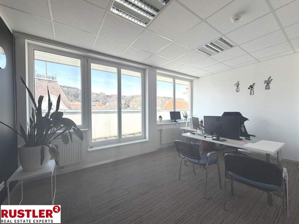 Weitläufiges DG-Büro mit Rundumblick im Herzen von Mödling