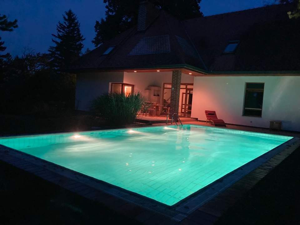 Landhausvilla mit Pool und Tennisplatz in zentraler Villenlage - inkl. separatem Bauplatz (Provisionsfrei)