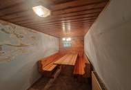 LIEBEVOLLES, RENOVIERUNGSBEDÜRFTIGES LANDHAUS MIT NEBENGEBÄUDEN UND KLEINEM INNENHOF