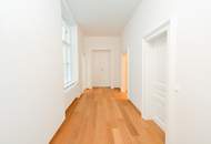 Großzügige Altbauwohnung mit kleinem Balkon in repräsentativen Stilaltbau