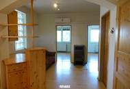 *ORTSRANDLAGE:* Wohnhaus mit sehr schönem, ebenen Garten und großzügigem Grundstück.