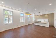 Leben im Alsergrund – Hochwertig sanierte Altbauwohnung mit Terrasse mit Designer-Möblierung und -Küche