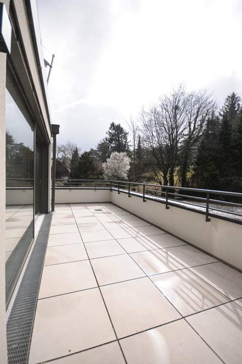 EXQUISITE DACHTERRASSEN-WOHNUNG MIT BLICK ÜBER DIE STADT SOWIE AUF DIE WEINBERGE