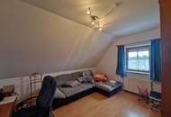 SOLIDES WOHNHAUS MIT EHEMALIGEM SOMMERHAUS, HERRLICHER TERRASSE UND POOL IN TRAUMHAFTER RUHELAGE