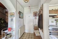 Älteres Dreigiebel- Wohnhaus samt zwei freistehenden Nebengebäuden sowie zwei Terrassen und großem Grundstück