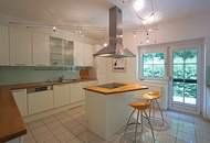 Repräsentative Villa mit Pool und Wellnessbereich in sonniger Waldrandruhelage