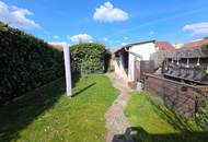 Schmuckes Häuschen mit kleinem Garten und Zufahrt