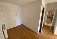 Top sanierte DG-Wohnung mit Balkon / nur 3 Wohneinheiten im Haus