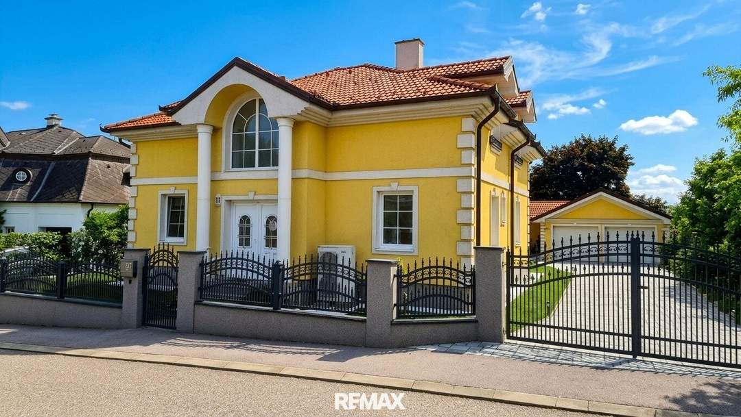 Neuwertiges 5-Zi. Einfamilienhaus mit Pool, 2 Terrassen & 2 Garagen in Deutsch-Haslau!