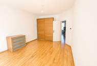 Teilrenovierungsbedürftige 2-Zimmer-Wohnung mit Balkon in urbaner Toplage