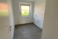 Geld sparen und den Sommer auf Balkonien genießen! Umfassende Sanierungsarbeiten versprechen einen traumhaften Rückzugsort zum Wohlfühlen: geräumiges Wohnzimmer mit Zugang zum sonnigen Balkon, modernes Badezimmer und praktischer Abstellraum!