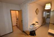 Sanierungsbedürftige 2-Zimmer Wohnung mit sonniger Loggia
