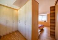 Villa voll unterkellert mit Poolhaus in absoluter Ruhelage