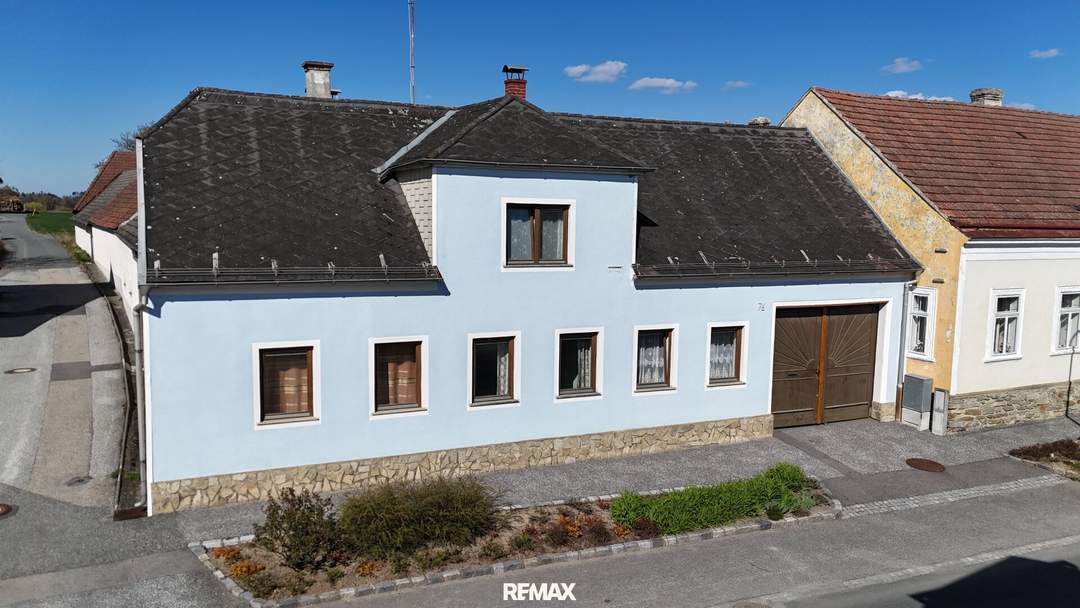 Bauernhaus mit uneinsehbaren Innenhof und Schuppen