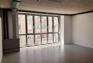 Urbanes Arbeiten im Industrial-Chic: Exklusives Büro mit Open-Space-Flair und Innenhof-Balkon
