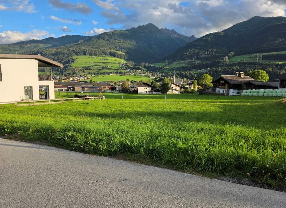 Voll erschlossenes Baugrundstück in 5722 Niedernsill, mit Blick auf die Gipfel der Hohen Tauern