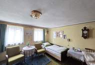 Älteres Dreigiebel- Wohnhaus samt zwei freistehenden Nebengebäuden sowie zwei Terrassen und großem Grundstück