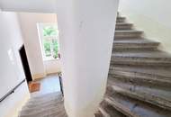 Das Haus trägt Smoking, die Wohnung wartet noch auf ihr Kleid! Renovierungsbedürftige Altbauwohnung mit toller Raumaufteilung + Traumhaft schönes Haus + Perfekte Infrastruktur und Anbindung! Jetzt zugreifen!