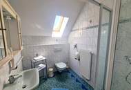„Wohnen & Wohlfühlen im Hügelland – vielseitige Immobilie mit 8 Gästezimmern & Privatwohnung“