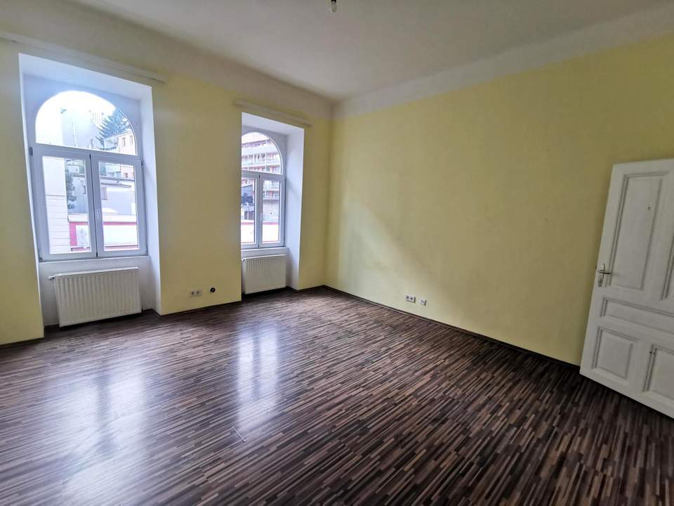 1 Zimmer Wohnungen, 2 Stück im gleichen Haus, zum sanieren. Im 1. Stock mit Aufzug.