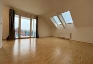 Schöne 2-Zimmer-Dachgeschoss-Wohnung mit Balkon und Parkplatz