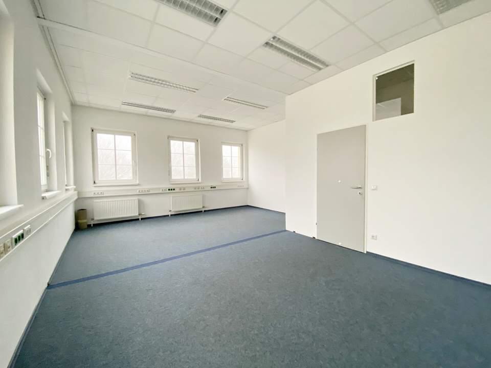 Modernes Büro mit viel Tageslicht