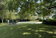 Stilvolles Haus in Bestlage von Wiener Neustadt – Großes Grundstück mit Pool, Altbaumbestand &amp; großer Garage