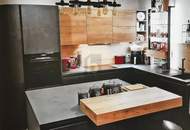 RENOVIERT - MIT UNEINSICHTIGEM GARTEN UND ZWEITEM ZUGANG