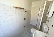 Günstige Starterwohnung in herrlicher Grünlage: praktische 1-Zimmerwohnung mit heller Wohnküche und separatem Schlafzimmer im kleinen Mehrparteienhaus – ideal für Singles, Studierende oder Pendler!