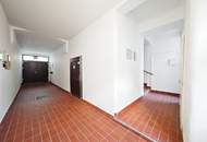 Helle 2-Zimmer Dachgeschosswohnung mit hofseitiger Terrasse | Markt- und U-Bahnnähe