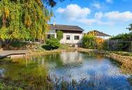 Imposante Landhausstil-Liegenschaft eingebettet in einem idyllischen Gartenparadies mit Schwimmteich und Grünbestand