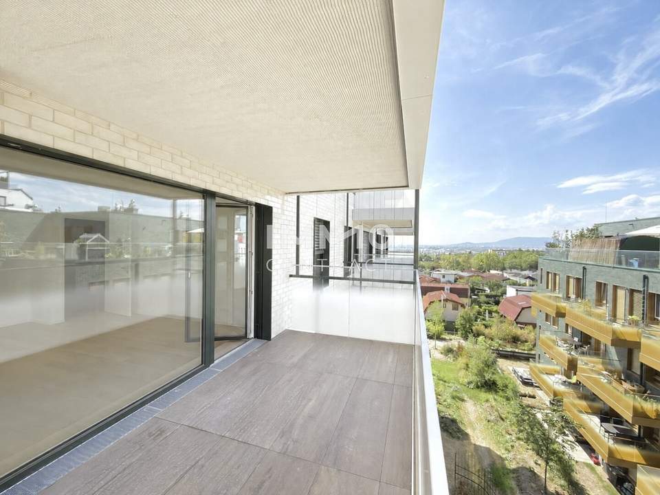 Commission-Free: Live Like You're on Holiday: Luxury Living 4th Floor