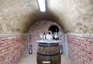 Charmanter Weinkeller mit Potenzial, Pizzaofen und Grünfläche in traditioneller Kellergasse – Wilfersdorf bei Mistelbach