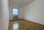 Sanierte Familienwohnung vereint höchsten Wohnkomfort mit einer entspannten Grünlage und herrlichem Ausblick! Freuen Sie sich auf ein durchdachtes, flexibles Raumkonzept – perfekt für modernes Wohnen. Jetzt dank KI-Visualisierung realitätsnah erleben!